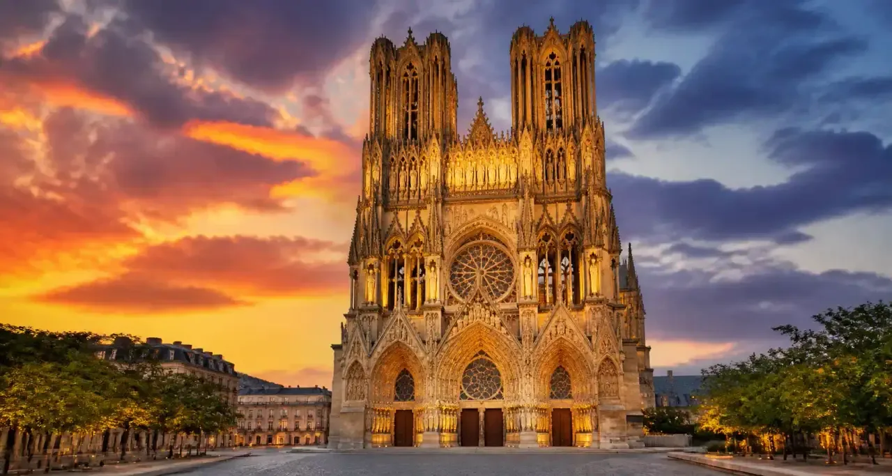 La cathédrale Notre-Dame de Reims au coucher du soleil