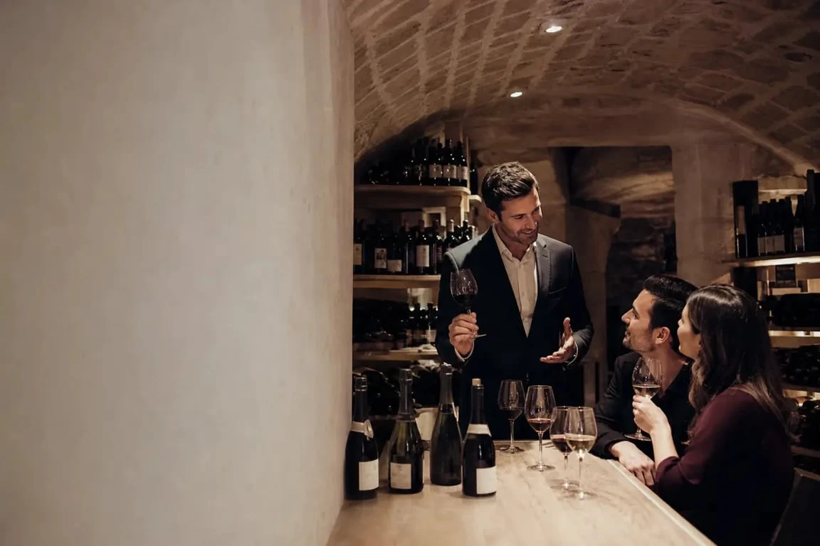 caviste vinosfera dégustations vins et champagne dans une cave à vin intimiste à Paris