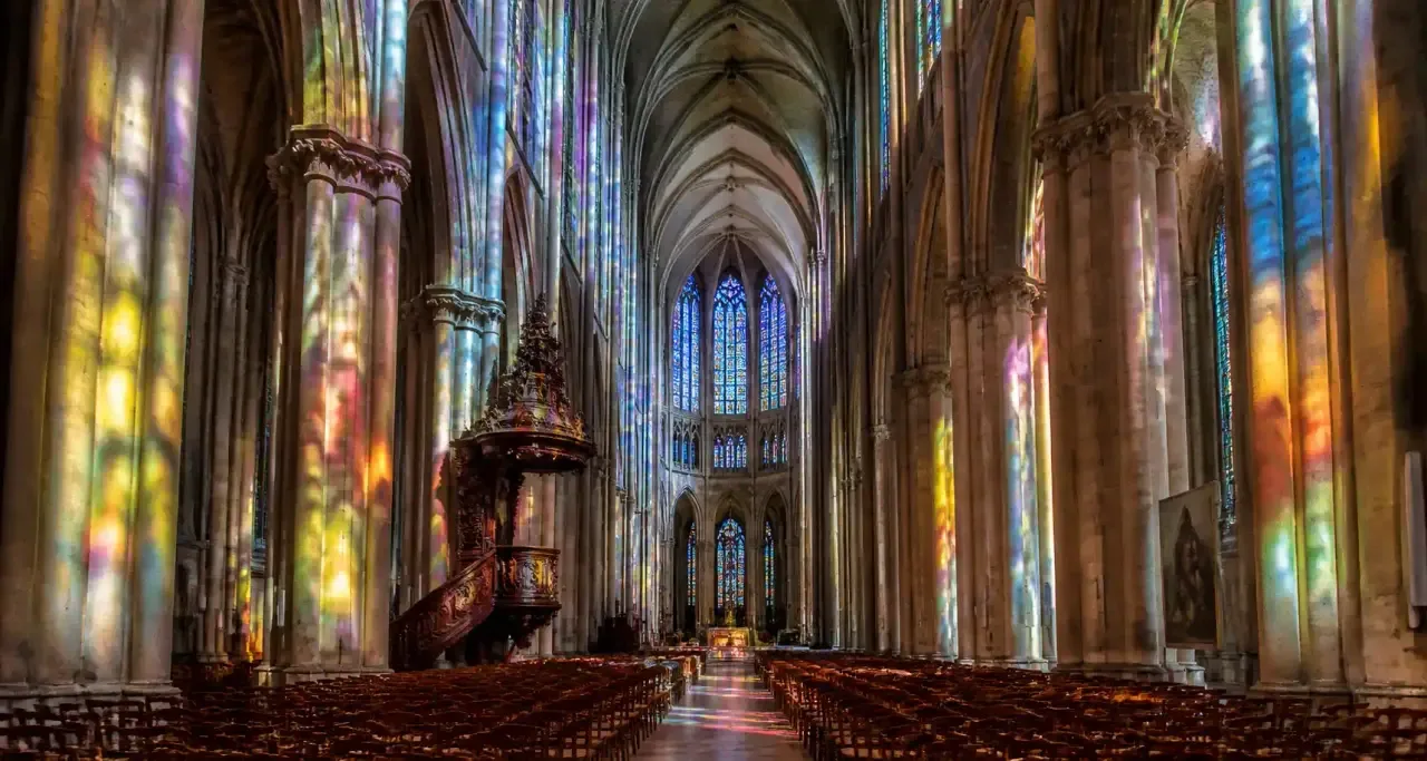 Vitraux de Marc Chagall dans la cathédrale de Reims