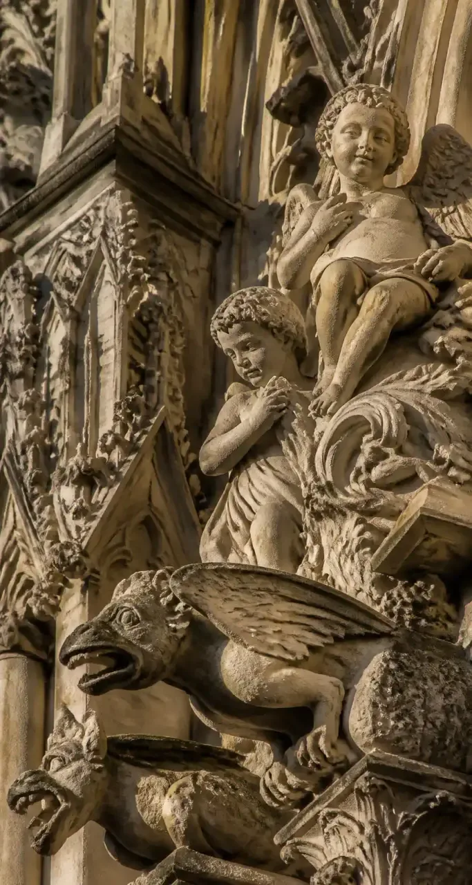 Détail des sculptures de la façade de la cathédrale de Reims