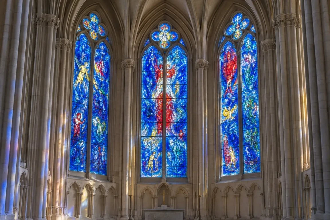 Vitraux de Chagall dans la chapelle d’axe de la cathédrale de Reims