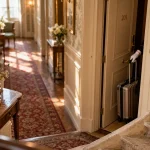 Hotel de la cathédrale Reims : chambre sans ascenseur, entrée de chambre et escalier